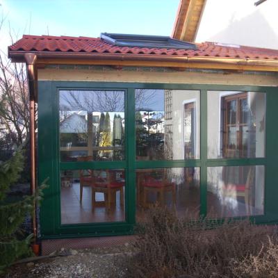 Wintergartenverglasungholzalugruen