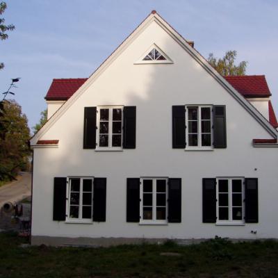 Sprossenfensterweissmitklapplaedenalu 1