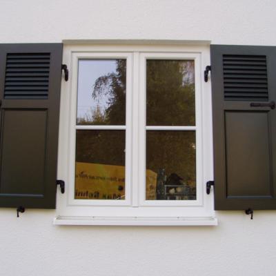 Sprossenfensterweissmitklapplaedenalu 4