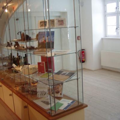 Ausstellungsglasvitrinemitempfangstheke 11