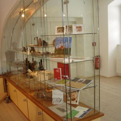 Ausstellungsglasvitrinemitempfangstheke 12