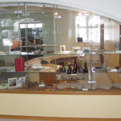 Ausstellungsglasvitrinemitempfangstheke 13