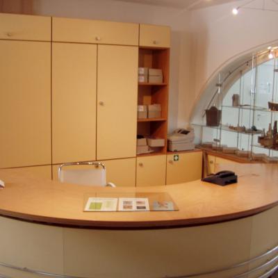 Ausstellungsglasvitrinemitempfangstheke 14