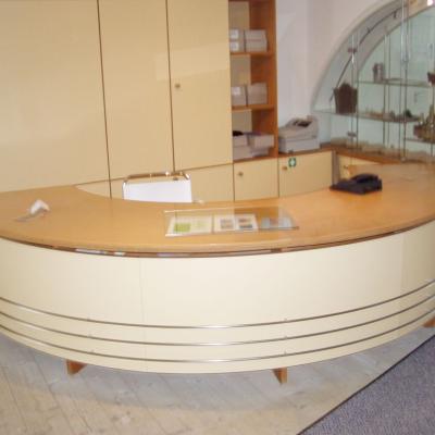 Ausstellungsglasvitrinemitempfangstheke 15