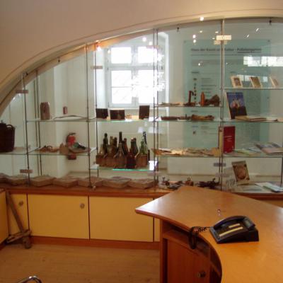 Ausstellungsglasvitrinemitempfangstheke 1