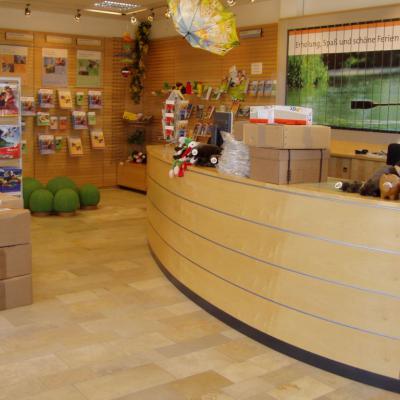 Reisebureaumoebel 8